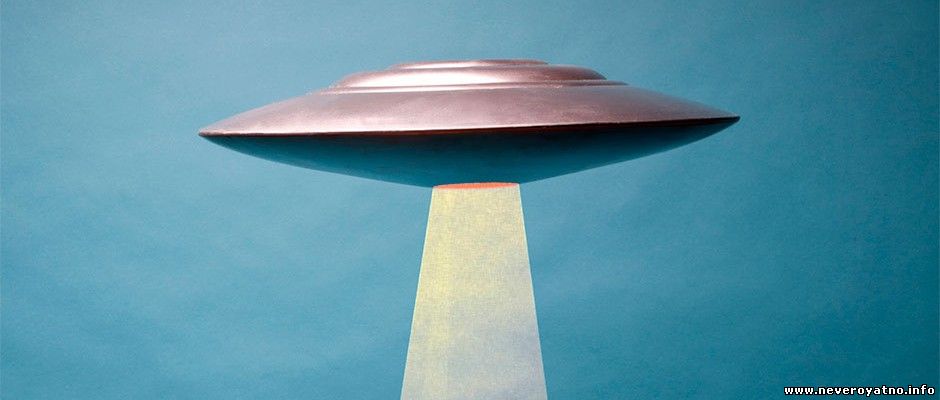 Предположительно реальное видео летающей тарелки в ангаре