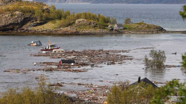 В Норвегии оползень унёс в море восемь домов (видео)