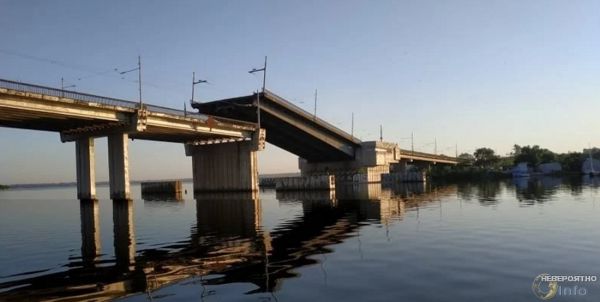 Мост в Николаеве начал подниматься по необъяснимой причине (фото, видео)