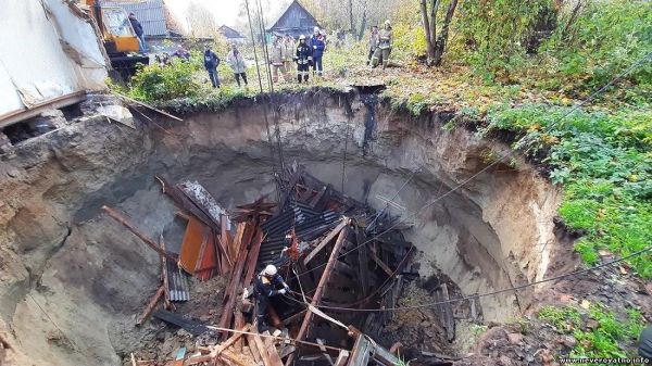 В Брянской области под землю провалился жилой дом