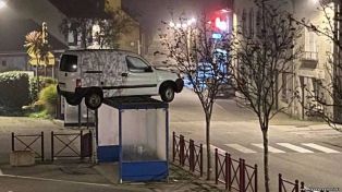 Как фургон попал на крышу автобусной остановки